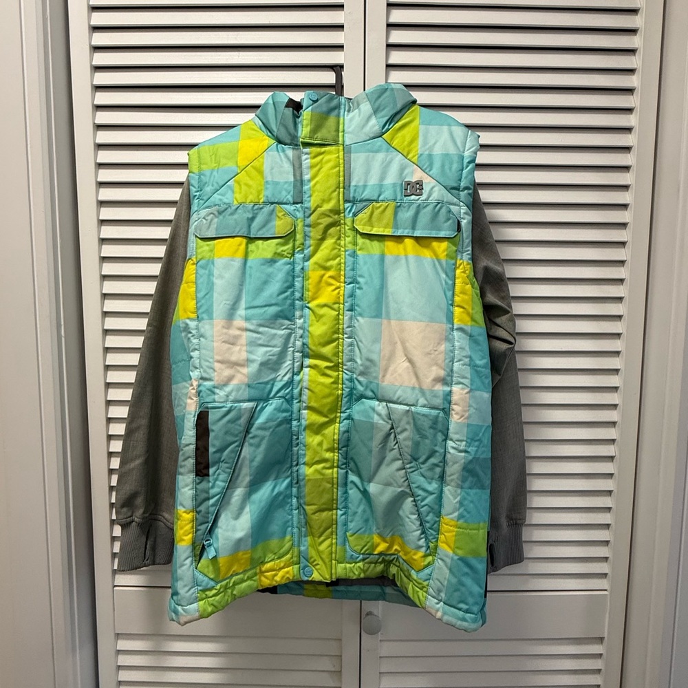 Snowboard jacket w removable sleeves and hoodie